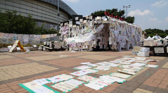 A protest blocking access to a vote-counting center continues outside the Olympic Handball Gymnasium in Seouls Olympic Park on June 16 as demonstrators condemn ballot shortages reported during South Koreas June 3 local elections AJP Yoo Na-hyun
