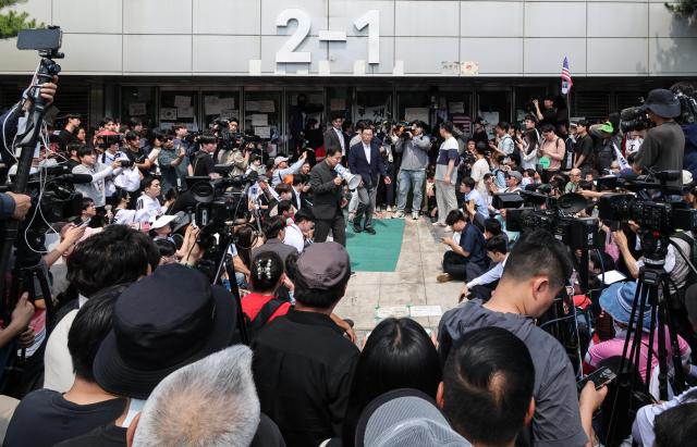 Protesters continue a blockade demonstration outside the Olympic Handball Gymnasium in Seoul's Olympic Park on June 16, denouncing ballot shortages reported during South Korea's June 3 local elections. AJP Yoo Na-hyun


