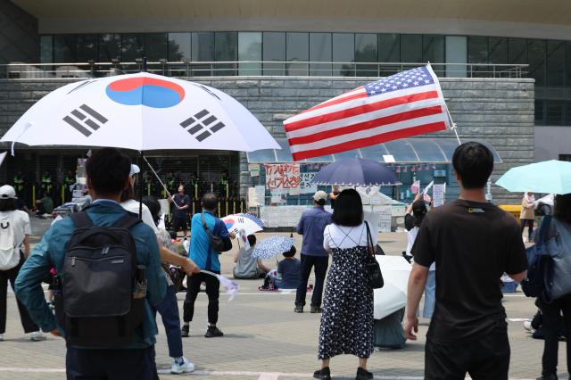 Protesters continue a blockade demonstration outside the Olympic Handball Gymnasium in Seouls Olympic Park on June 16 denouncing ballot shortages reported during South Koreas June 3 local elections AJP Yoo Na-hyun
