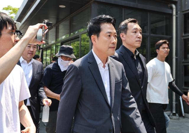 Jang Dong-hyeok leader of the People Power Party visits the vote-counting center at the Olympic Handball Gymnasium in Seouls Olympic Park on June 16 where protests over the June 3 local election have continued AJP Yoo Na-hyun