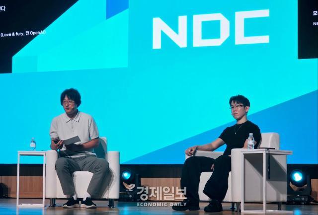 이용욱 넥슨코리아 실장왼쪽과 김태훈 러브앤퓨리 CTO오른쪽이 발표를 진행하고 있다 사진류청빛 기자