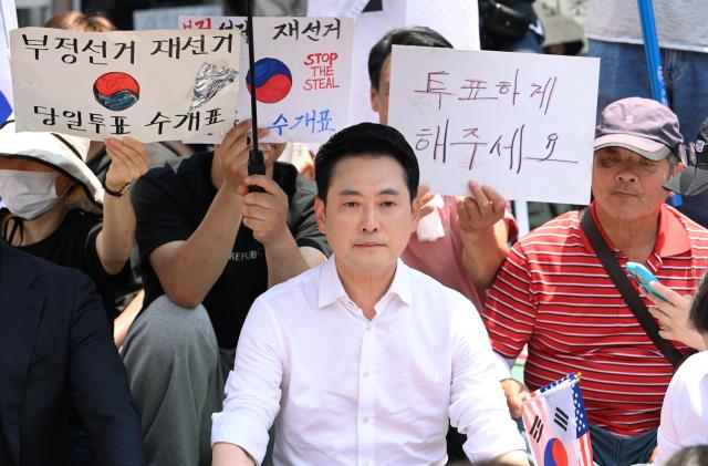 PPP head Jang Dong-hyeok joins sit-in in front of Olympic gymnasium protesting to ballot shortage on June 3 local elections on June 16, 2026. AJP Yoo Na-hyun