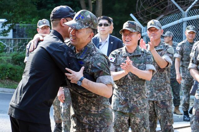 진영승 합동참모본부 의장이 16일 국군화생방방호사령부를 방문해 장병을 격려하고 있다 사진합동참모본부