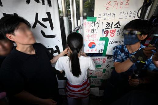 지방선거 개표소 기자 폭행 피의자 신원 확인···경찰, 출석 요구