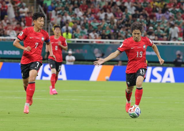 Lee Kang-in gestures to Son Heung-min during the match between South Korea and the Czech Republic at the Guadalajara Stadium on June 11, local time. Photo by Yonhap News