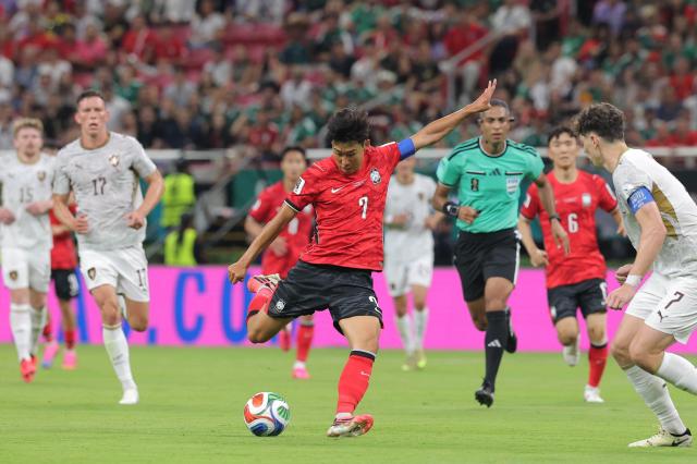 Son Heung-min shoots during the match between South Korea and the Czech Republic at the Guadalajara Stadium on June 11, local time. Photo by Yonhap News