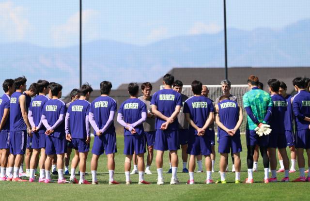South Korean national team players receive training instructions from head coach Hong Myung-bo at the Zions Bank Training Center in Herriman, Utah, on June 1, local time. Photo by Yonhap News