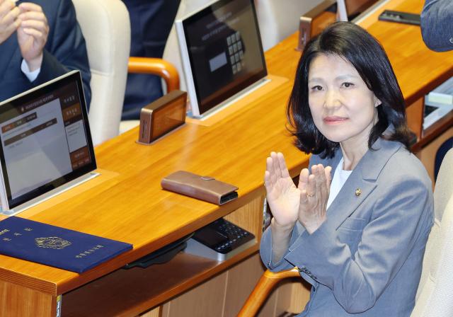 Lee Jin-sook, a newly elected member of the National Assembly from Daegu, greets the audience during the first session of the 436th National Assembly on June 5.