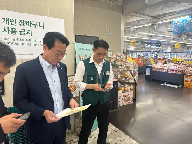 정명근 화성특례시장이 종량제 봉투 수급 안정화 대책 자료를 살펴보며 현장 공급 상황을 점검하고 있다 사진화성시