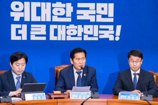  더불어민주당 정청래 대표가 17일 국회에서 열린 최고위원회의에서 발언하고 있다사진연합뉴스
