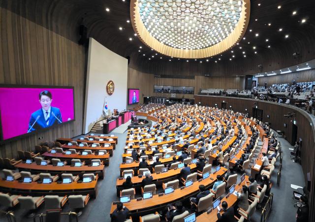 Rep. Cho Jung-sik of the Democratic Party, elected as the Speaker of the 22nd National Assembly, delivers his acceptance speech during the first plenary session of the 436th National Assembly on June 5.