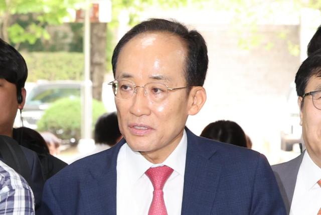  내란 중요임무 종사 혐의로 기소된 추경호 대구시장 당선인이 17일 서울 서초구 서울중앙지방법원에서 열린 1심 속행 공판에 출석하고 있다 사진연합뉴스
