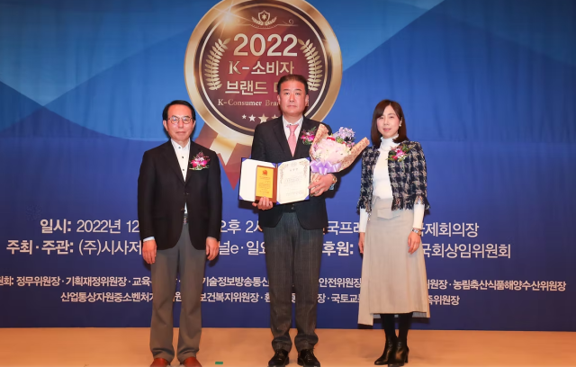 윤철한 하성씨앤아이 대표가운데가 ‘K-소비자브랜드 대상’ 수상 후 기념촬영을 하고 있다 사진하성씨앤아이