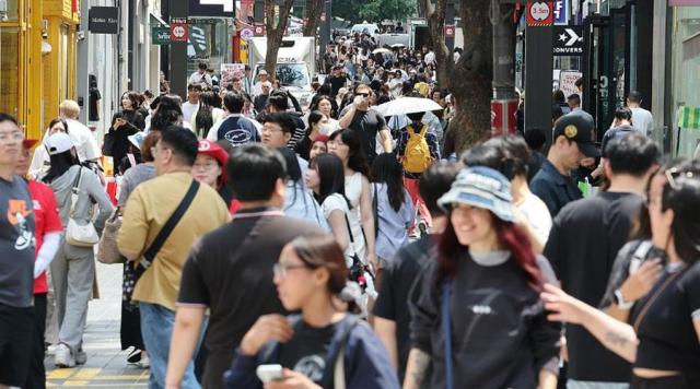 Foreigners card spending tops 2 trillion won for 1st time last month