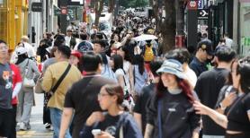 Foreigners card spending tops 2 trillion won for 1st time last month