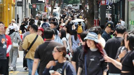 Foreigners card spending tops 2 trillion won for 1st time last month