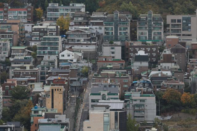 A view of a residential area in Seoul featuring a mix of villas and single-family homes.