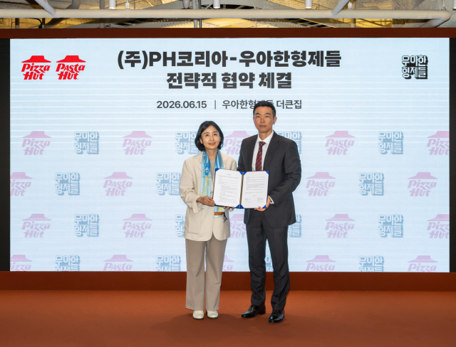 김지훈 우아한형제들 사업부문장과 김정은 PH코리아 대표왼쪽가 15일 서울 송파구 우아한형제들 본사에서 전략적 업무 협약MOU을 체결한 뒤 기념 촬영을 하고 있다사진배달의민족