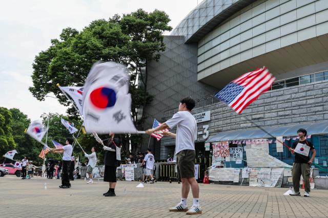 Ruling party members shooed away as Jamsil rally takes a far-right turn
