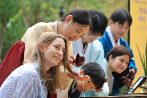 Visitors wash hair in calamus water ahead of Dano festival