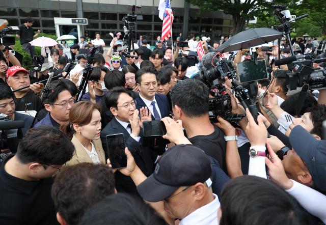 Democratic Party lawmakers Lim O-kyeong Chun Jun-ho and Jeon Yong-gi turn back after being blocked by protesters while attempting to enter the Handball Gymnasium at Olympic Park a vote-counting center for Seouls Songpa District during the June 3 local elections in Seoul on June 17 2026 Yonhap

