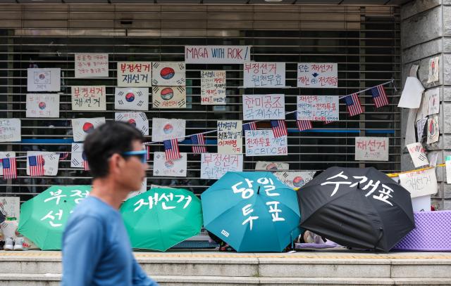 Protesters continue a blockade demonstration outside the Olympic Handball Gymnasium in Seouls Olympic Park on June 17 denouncing ballot shortages reported during South Koreas June 3 local elections AJP Yoo Na-hyun


