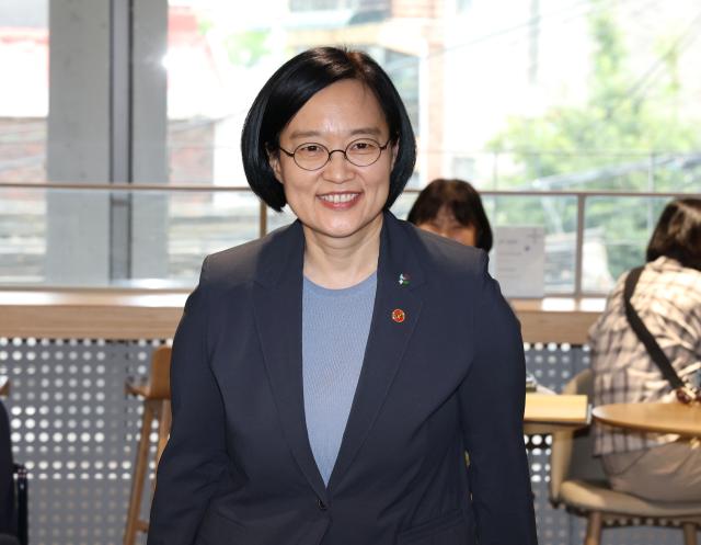 한성숙 국무총리 후보자가 17일 서울 종로에 위치한 한 카페에서 열린 데이터 기반 AI행정을 위한 실무공직자 간담회에 참석하고 있다사진연합뉴스