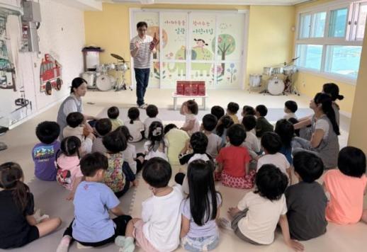 기장군, 관내 어린이집에 특수 방연 손수건 지원