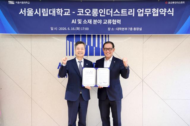 코오롱인더스트리가 16일 서울시립대학교와 인공지능AI 및 소재 분야 산학협력을 위한 업무협약MOU를 체결했다 코오롱인더스트리 허성 사장오른쪽과 서울시립대학교 원용걸 총장왼쪽이 기념 촬영을 하고 있다 사진코오롱인더스트리