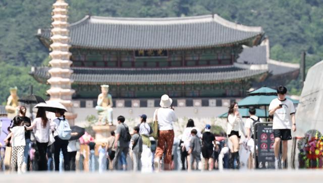서울 광화문광장 바닥이 뜨거운 햇빛에 달궈지고 있다 사진연합뉴스