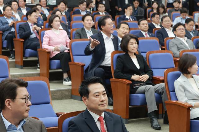 장동혁 국민의힘 대표가 17일 국회에서 열린 의원총회에 참석한 가운데 송석준 의원이 사회자에게 공개 발언을 요청하고 있다사진연합뉴스