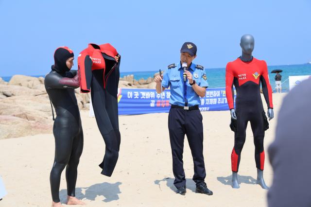 구조 시연에서는 개선형 구조 슈트를 착용한 구조대원 사진동해해경청