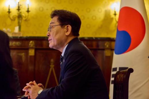 [사설] 첫 데드크로스 맞은 이재명 대통령, SNS 정치 접고 국정 기조 쇄신해야