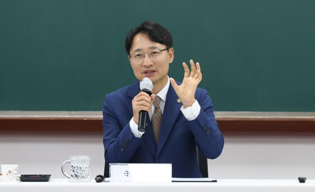 임광현 국세청장이 6월 4일 중부지방국세청 국세 체납관리단에서 실태확인원의 질문에 답하고 있다사진국세청