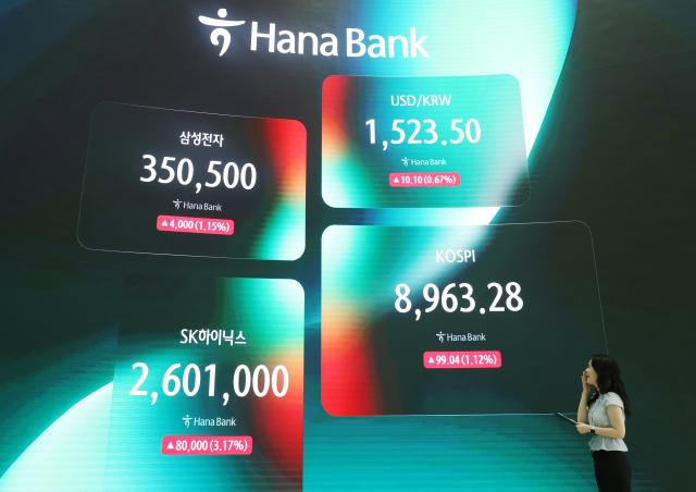 18일 오전 서울 중구 하나은행 딜링룸 현황판 사진연합뉴스