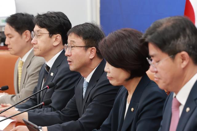 더불어민주당 한병도 원내대표가 18일 국회에서 열린 정책조정회의에서 발언하고 있다사진연합뉴스
