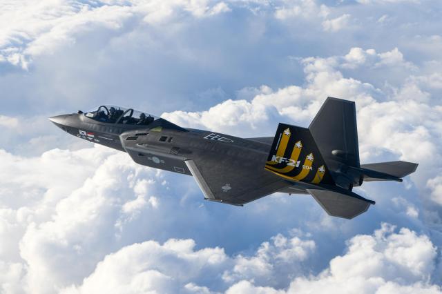 The Korean fighter jet KF-21 Boramae dual-seat prototype 4 conducts a test flight on April 22, 2026. [Photo=Air Force Headquarters]