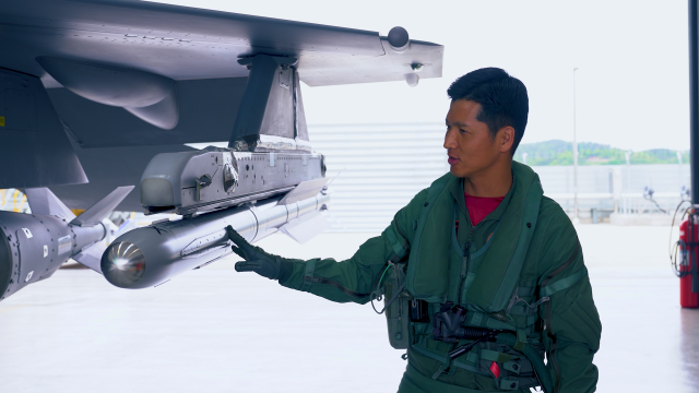 Major Song Min-seok explains the armament mounted on the KF-21 on April 22, 2026. [Photo=Air Force Headquarters]