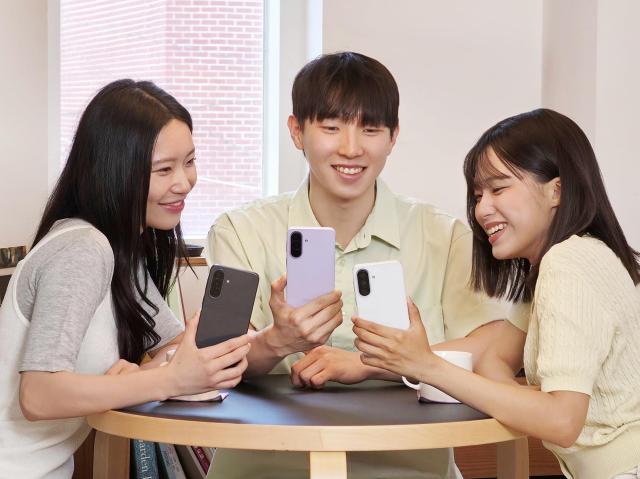 삼성전자 모델들이 갤럭시 A37 5G의 67형 디스플레이로 콘텐츠를 즐기는 모습 사진삼성전자