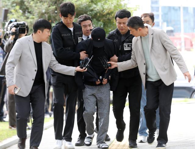 화물연대 사망사고 운전자가 법원에 출석하고 있다 사진연합뉴스