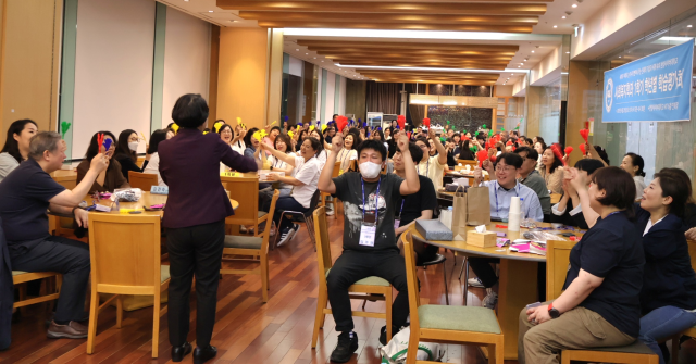한양사이버대 사회복지학과 학생들이 ‘2025년 학습평가회’에서 팀빌딩 활동에 참여하고 있다 사진한양사이버대