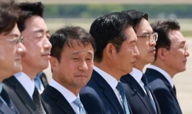 시선 쏠린 이 대통령 귀국…김 총리 정 대표 나란히 영접
