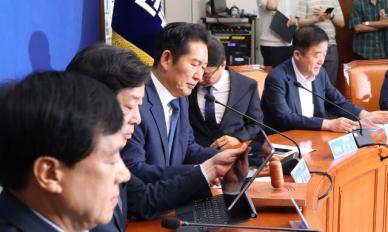 鄭, 이 대통령 귀국행사 참석에도 계파간 노선 정면대결 불가피
