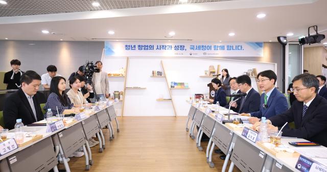 임광현 국세청장이 18일 서울 강동구 서울먹거리창업센터에서 열린 청년창업 간담회에서 인사말을 하고 있다사진국세청