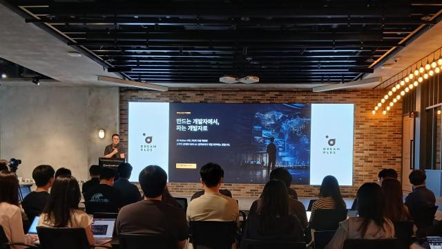 이동건 마이리얼트립 대표가 지난 5월 서울 서초동 본사에서 열린 세일즈랩 1기 설명회에서 세일즈랩에 관해 설명하고 있다 사진마이리얼트립