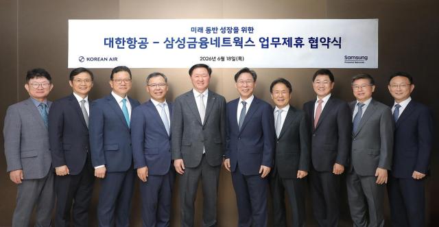 대한항공은 한진그룹 지주사인 한진칼 및 한진그룹 항공계열사인 아시아나항공·진에어와 함께 삼성금융네트웍스삼성생명·삼성화재·삼성카드·삼성증권·삼성자산운용 이하 ‘삼성금융’와 전략적 파트너십을 구축하는 양해각서MOU를 18일 체결했다
사진1 사진은 체결식에 참석한 좌측부터하은용 대한항공 재무부문 부사장 박병률 진에어 대표 송보영 아시아나항공 대표 류경표 한진칼 대표이사 부회장 우기홍 대한항공 대표이사 부회장 홍원학 삼성생명 사장 이문화 삼성화재 사장 박종문 삼성증권 사장 김이태 삼성카드 사장 김우석 삼성자산운용 대표가 기념사진을 촬영하는 모습