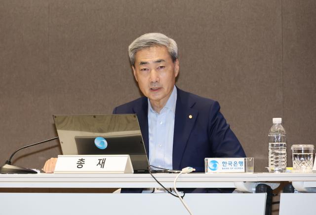 신현송 한국은행 총재가 17일 서울 중구 하나은행 별관에서 2026년 상반기 물가안정목표 운영상황 점검을 발표하고 있다 사진연합뉴스