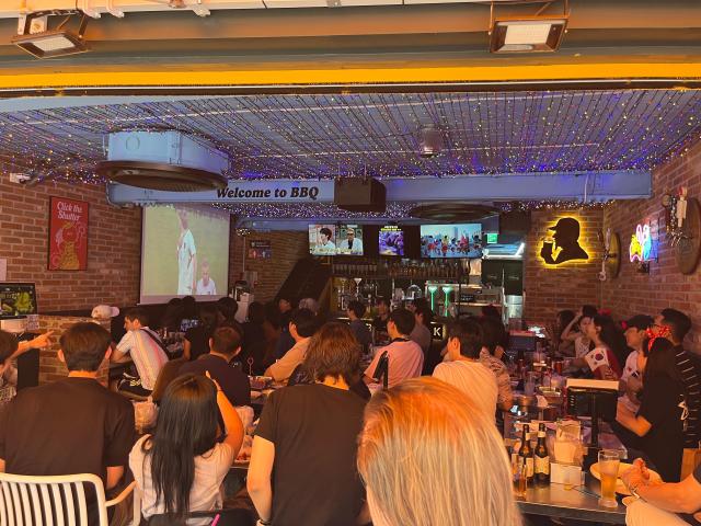 체코전이 열린 지난 12일 서울 마포구 BBQ 홍대입구점이 대한민국 대표팀 경기를 응원하기 위해 찾은 고객들로 붐비고 있다 사진제너시스BBQ그룹