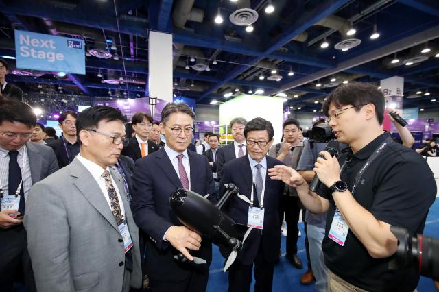 왼쪽부터 박상진 한국산업은행 회장 권대영 금융위원회 부위원장 윤진식 한국무역협회 회장이 드론을 직접 만져보고 있다 사진한국산업은행