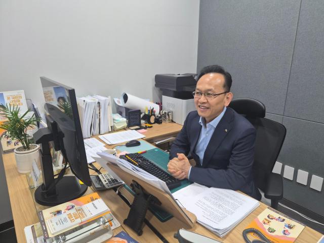 신광철 KB희망금융센터 대전지점 센터장이 고객과 상담을 하고 있다 사진권가림 기자
